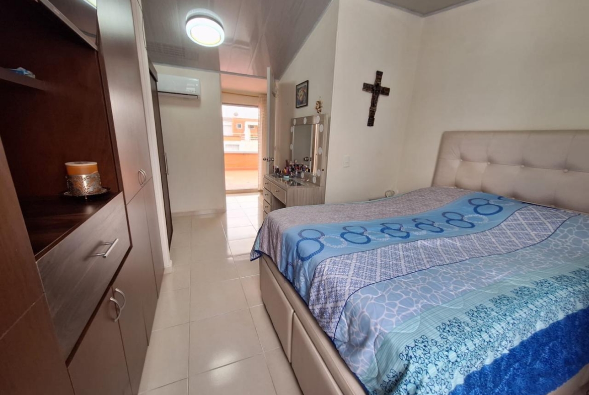 VENDO CASA EN AVENIDA SUR CONJUNTO CERRADO.