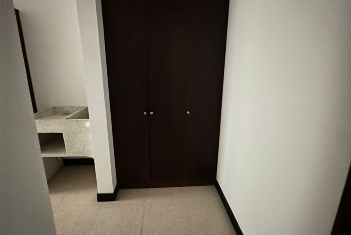 SE RENTA CASA EN SECTOR PINARES