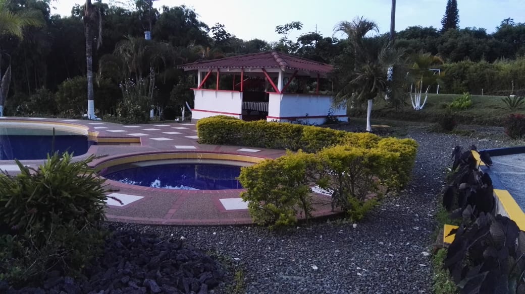 SE VENDE HERMOSA FINCA DE RECREO VIA A ARMENIA