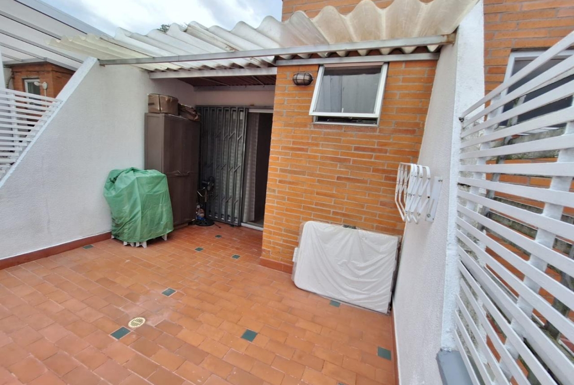 VENDO CASA EN AVENIDA SUR CONJUNTO CERRADO.