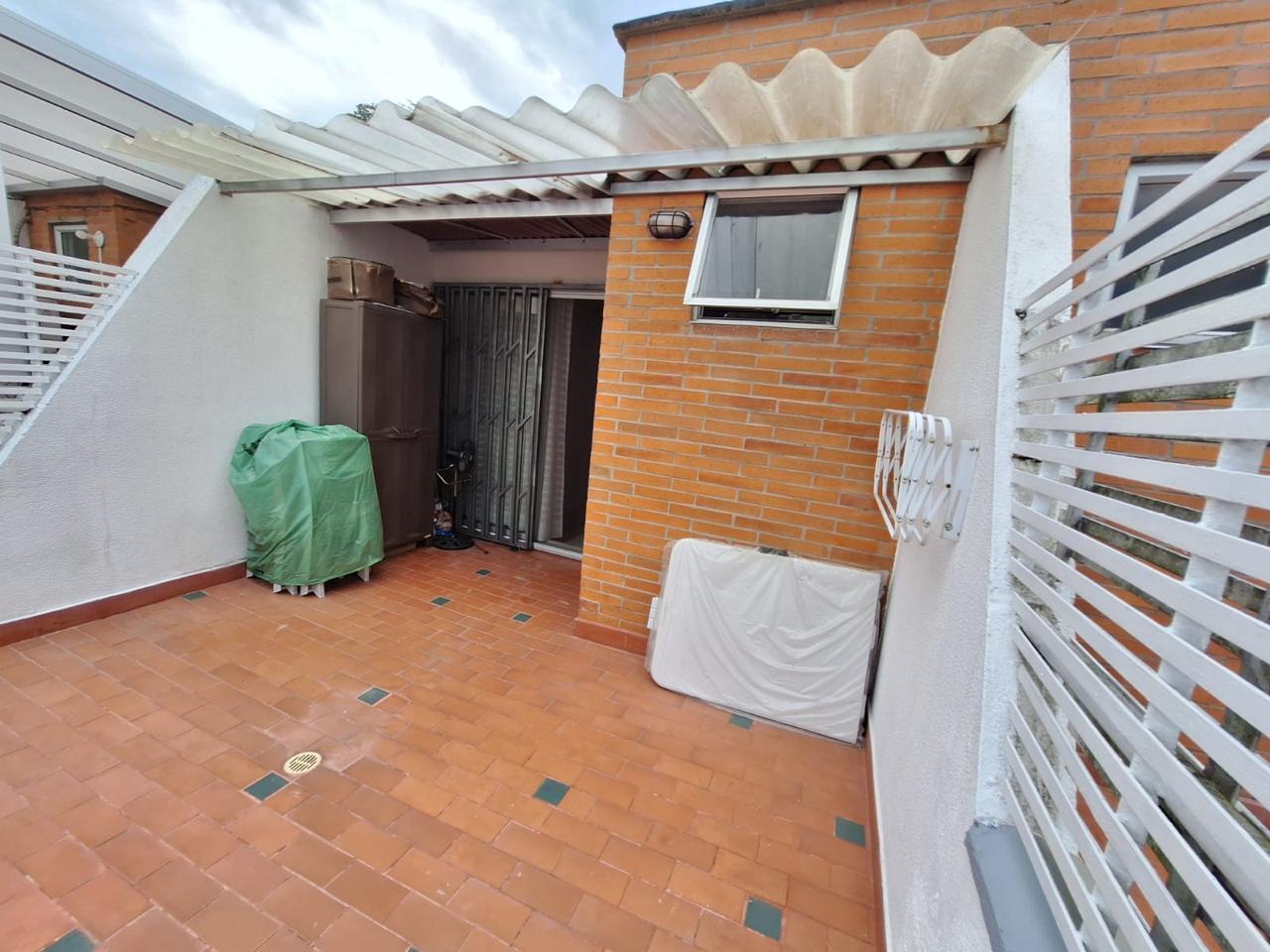 VENDO CASA EN AVENIDA SUR CONJUNTO CERRADO.