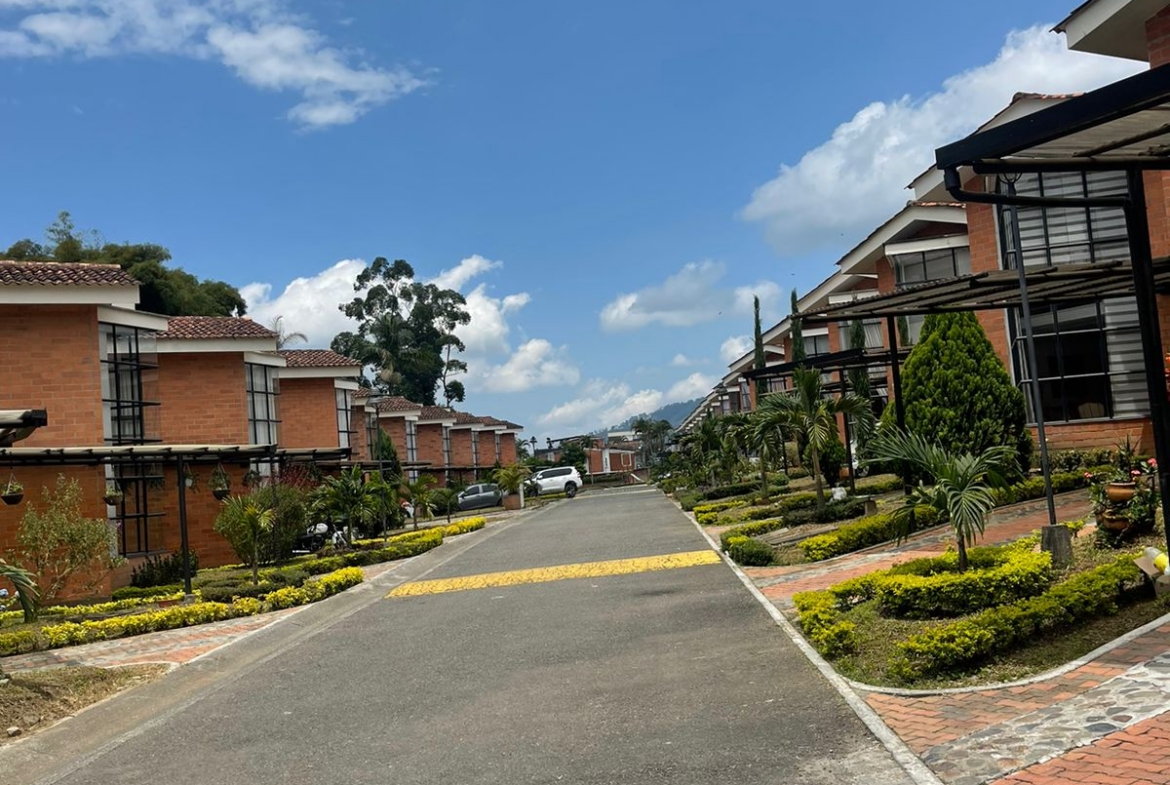 VENDO CASA EN BOMBAY DOSQUEBRADAS