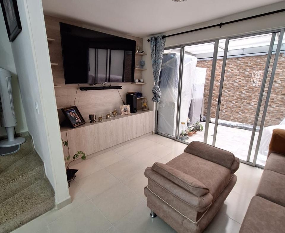 VENDO CASA EN AVENIDA SUR CONJUNTO CERRADO.