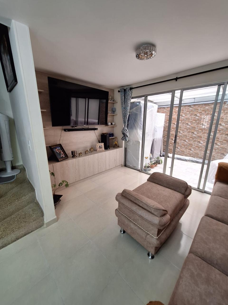 VENDO CASA EN AVENIDA SUR CONJUNTO CERRADO.