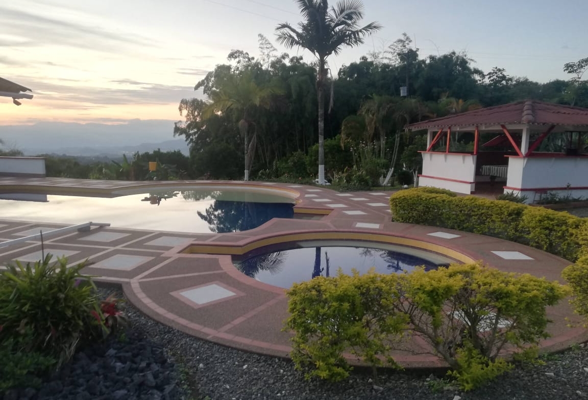 SE VENDE HERMOSA FINCA DE RECREO VIA A ARMENIA