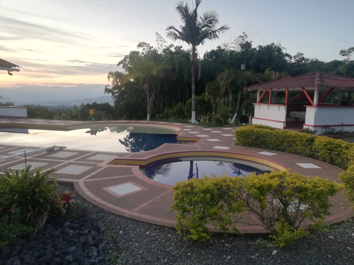 SE VENDE HERMOSA FINCA DE RECREO VIA A ARMENIA