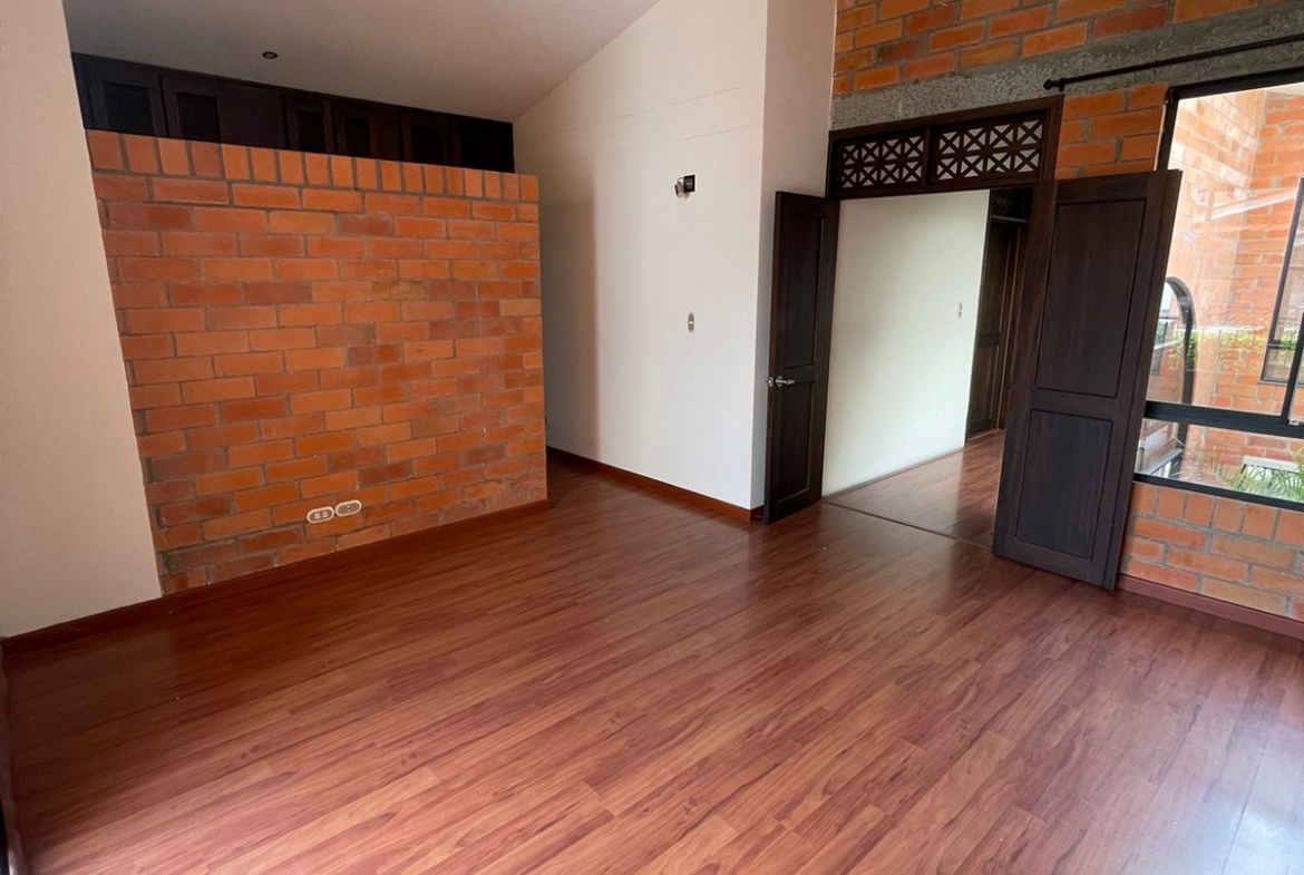 VENDO CASA EN BOMBAY DOSQUEBRADAS