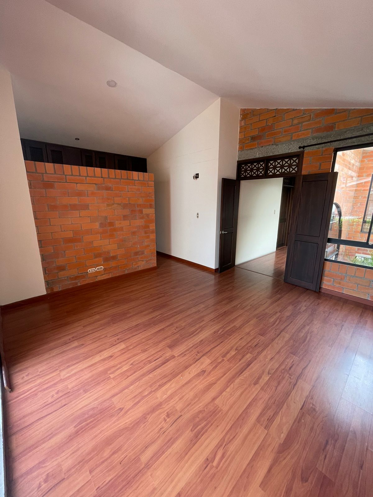 305073720240906031717 VENDO CASA EN BOMBAY DOSQUEBRADAS