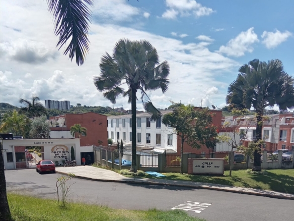 VENDO CASA EN AVENIDA SUR CONJUNTO CERRADO.