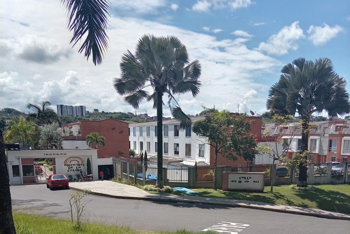 VENDO CASA EN AVENIDA SUR CONJUNTO CERRADO.