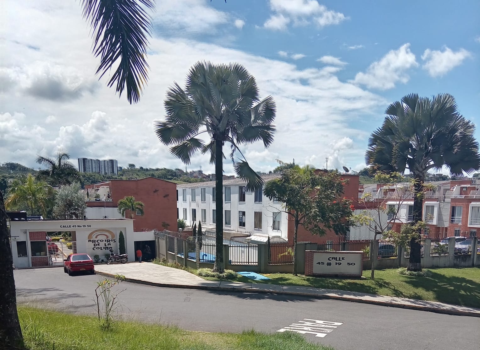 VENDO CASA EN AVENIDA SUR CONJUNTO CERRADO.