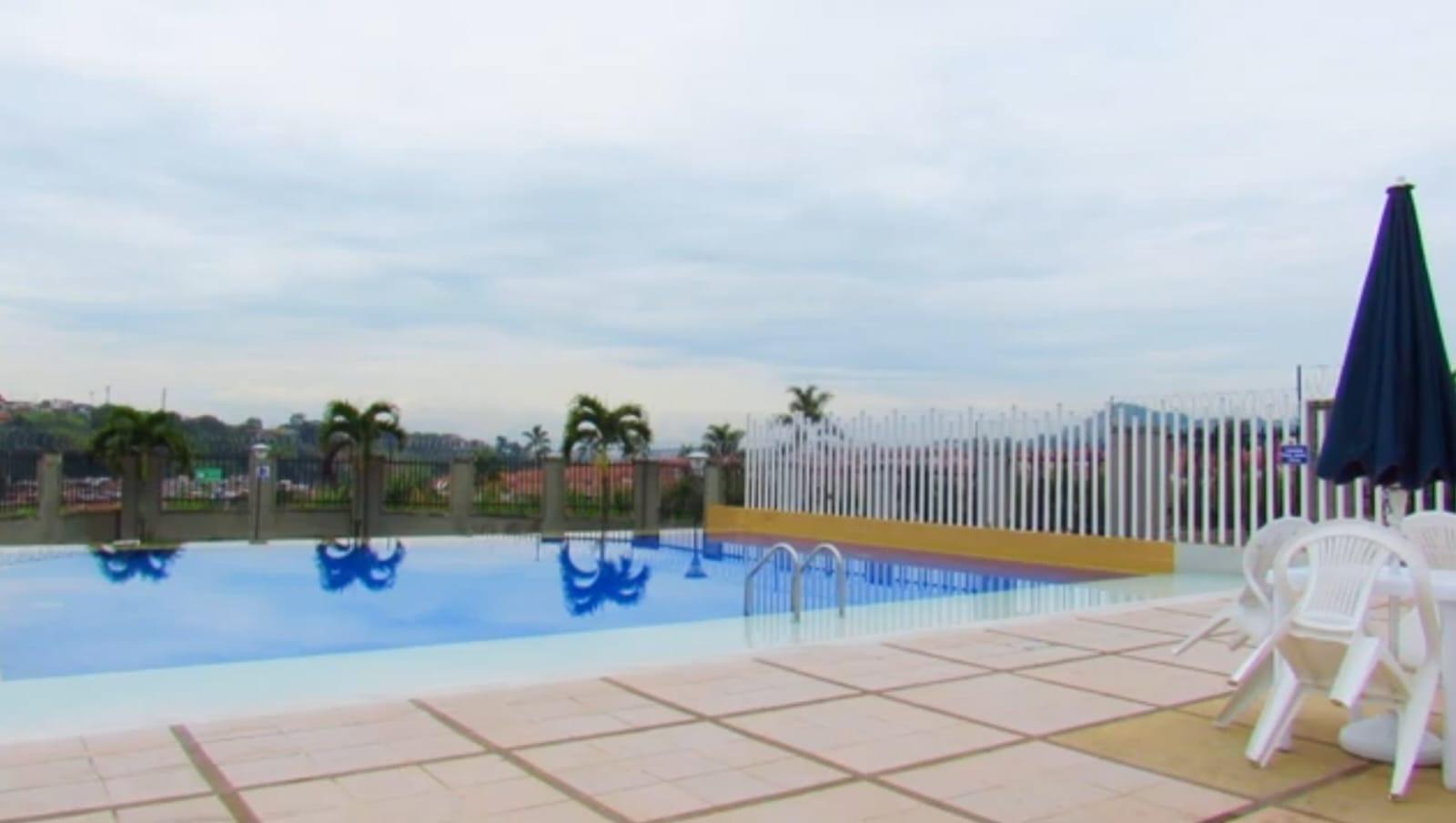 VENDO CASA EN AVENIDA SUR CONJUNTO CERRADO.