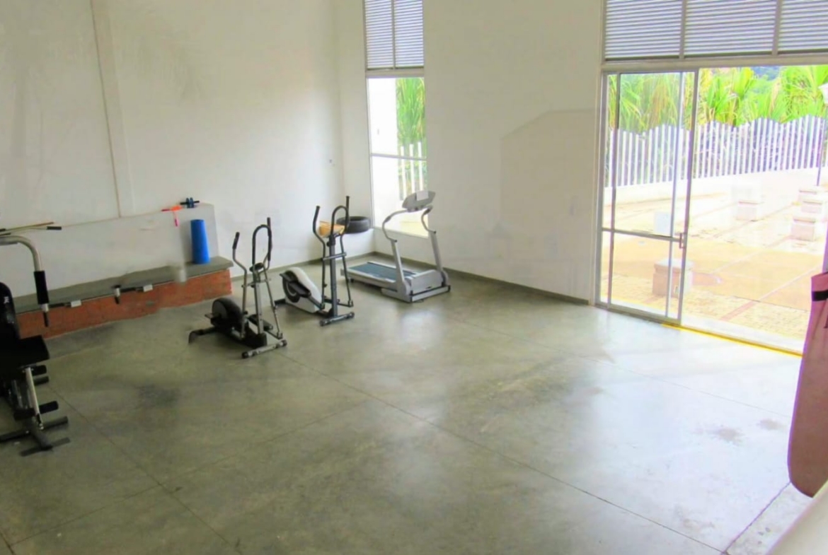 VENDO CASA EN AVENIDA SUR CONJUNTO CERRADO.