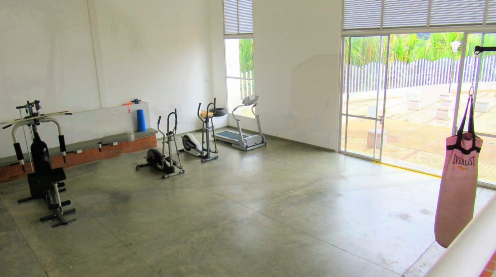 VENDO CASA EN AVENIDA SUR CONJUNTO CERRADO.
