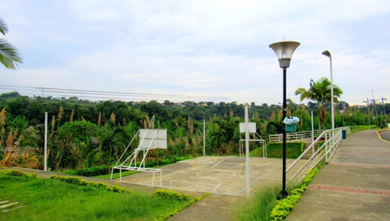 VENDO CASA EN AVENIDA SUR CONJUNTO CERRADO.