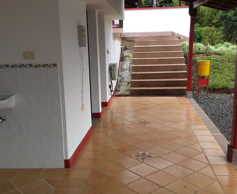 SE VENDE HERMOSA FINCA DE RECREO VIA A ARMENIA