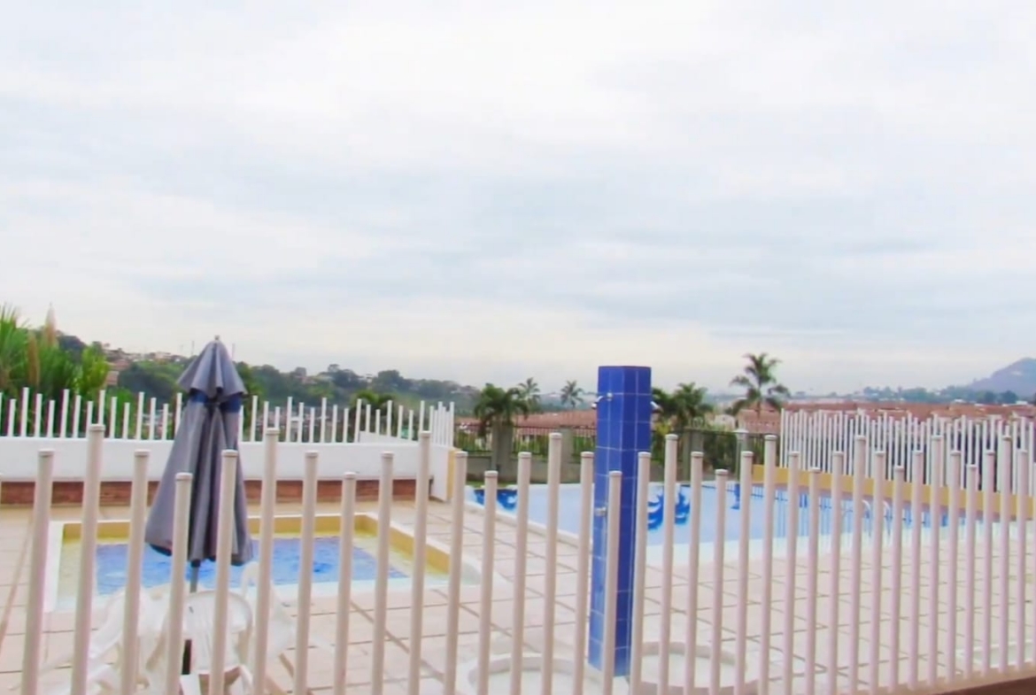 VENDO CASA EN AVENIDA SUR CONJUNTO CERRADO.