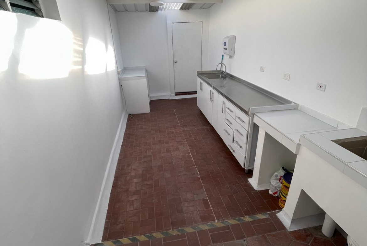SE RENTA CASA PARA OFICINAS EN MARAYA