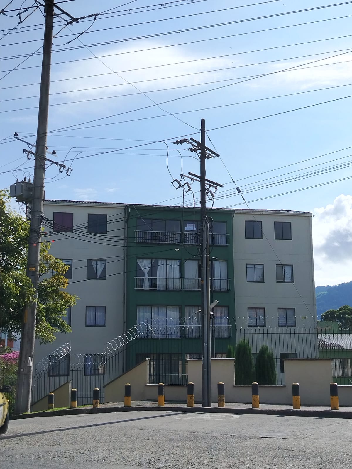 VENDO APARTAMENTO EN LA CIRCUNVALAR