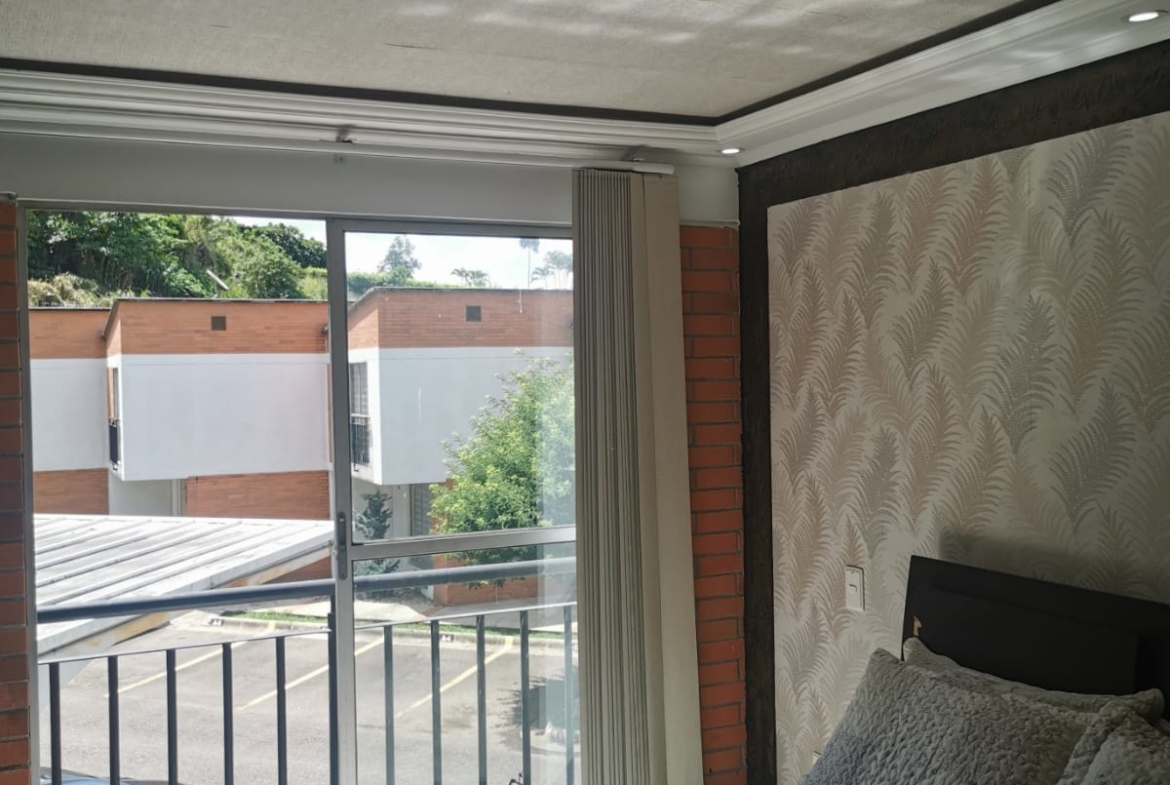 VENTA CASA DÚPLEX EN CONJUNTO CERRADO EN BELMONTE.