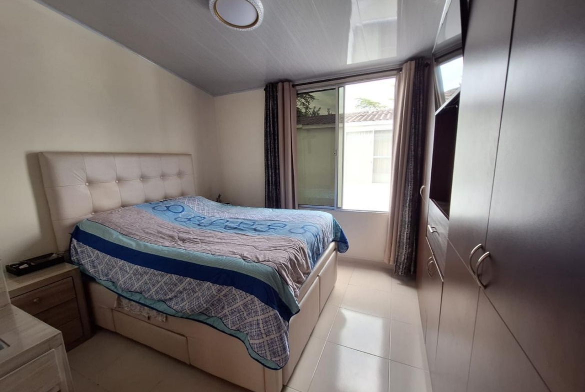 VENDO CASA EN AVENIDA SUR CONJUNTO CERRADO.