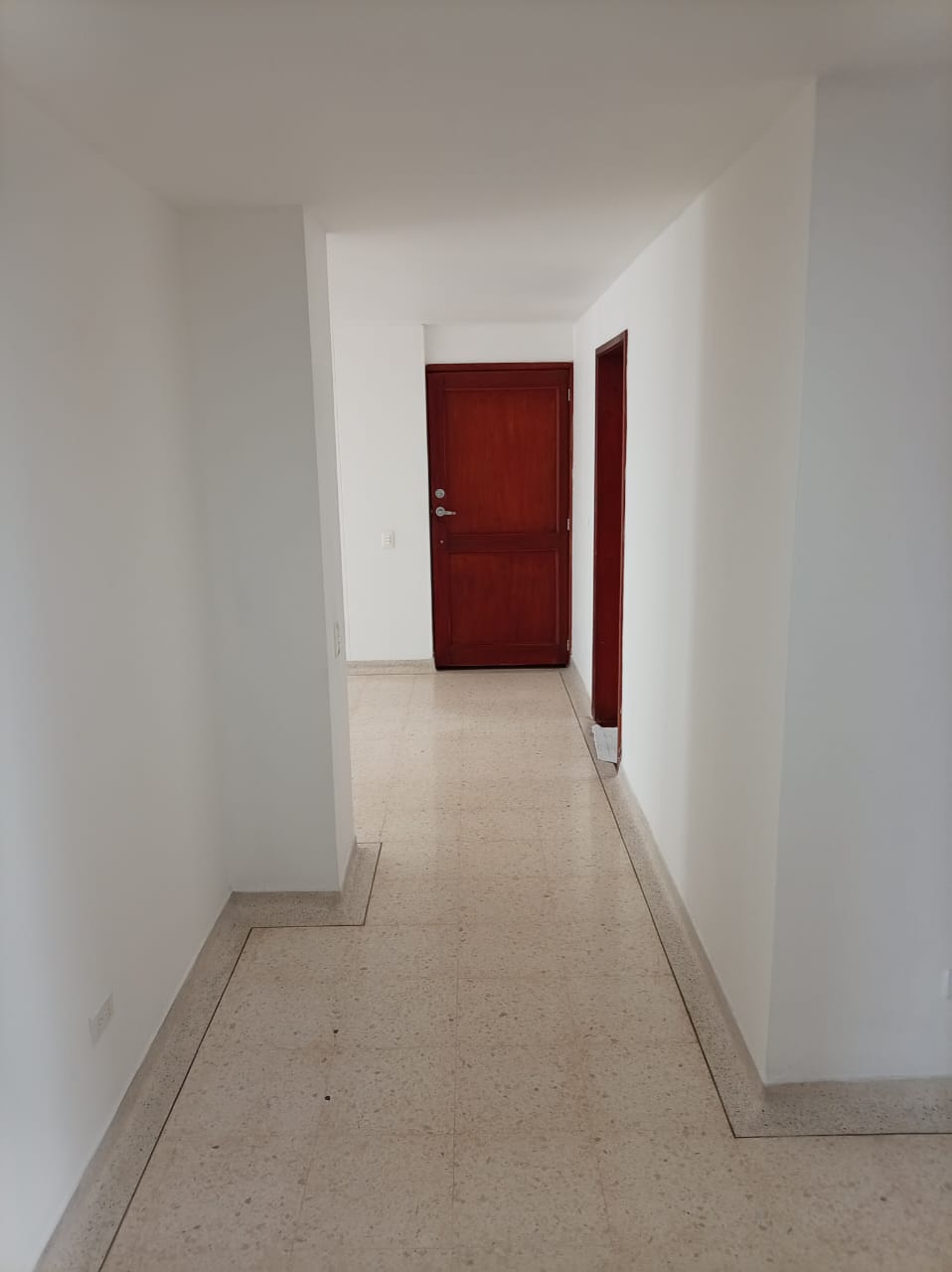 SE VENDE APARTAMENTO CERCA A MEGACENTRO PINARES