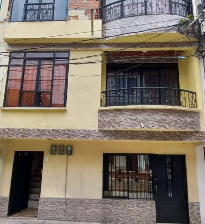 SE VENDE CASA DE TRES PISOS EN SAMARIA