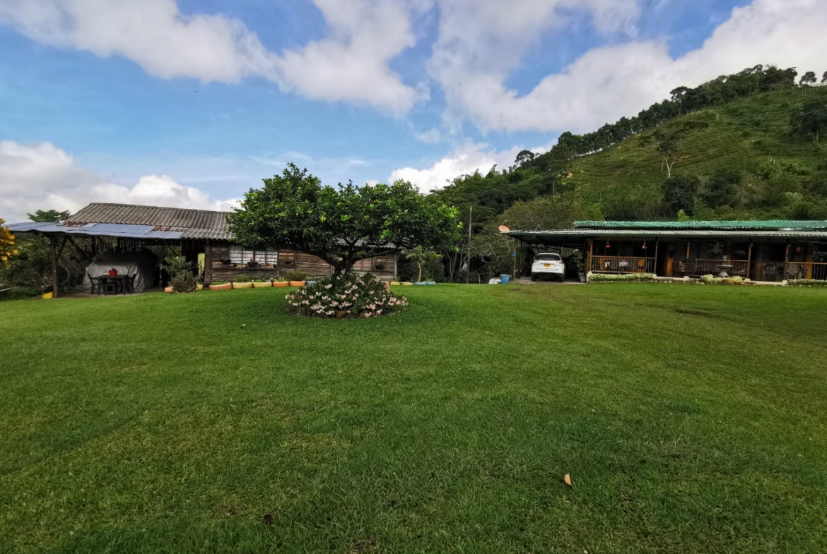 VENDO HERMOSA FINCA DE 10.000 M2 a 5 MIN DEL CRUCERO DE COMBIA