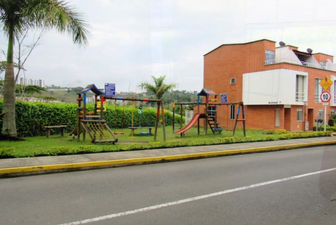 VENDO CASA EN AVENIDA SUR CONJUNTO CERRADO.