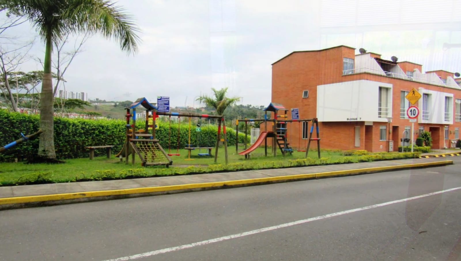 VENDO CASA EN AVENIDA SUR CONJUNTO CERRADO.