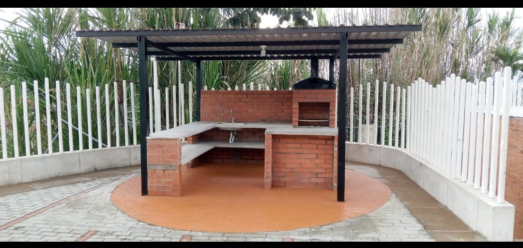 VENDO CASA EN AVENIDA SUR CONJUNTO CERRADO.