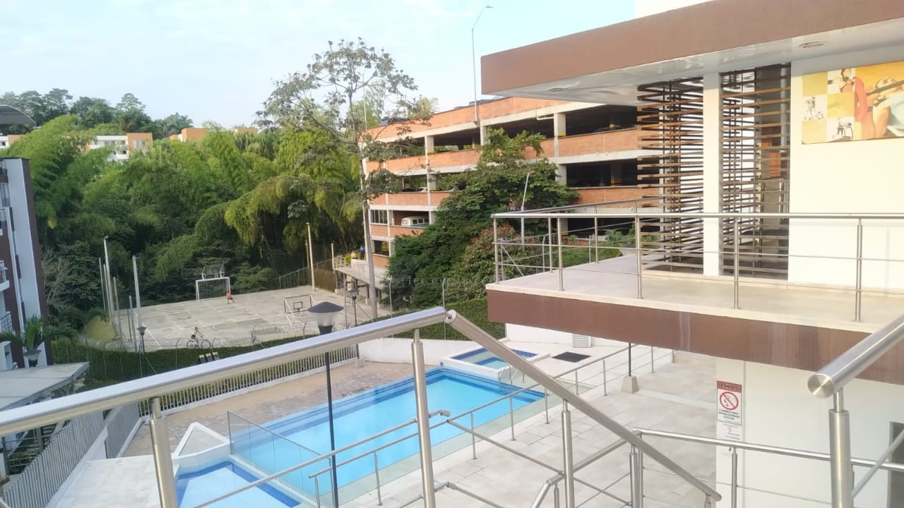 305074420260425052504 SE VENDE APARTAMENTO AV SUR, CORALES 3 ALCOBAS