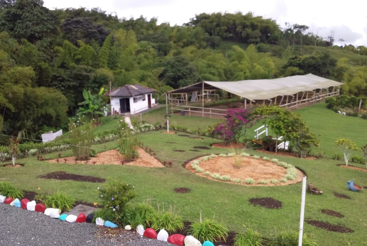 SE VENDE HERMOSA FINCA DE RECREO VIA A ARMENIA