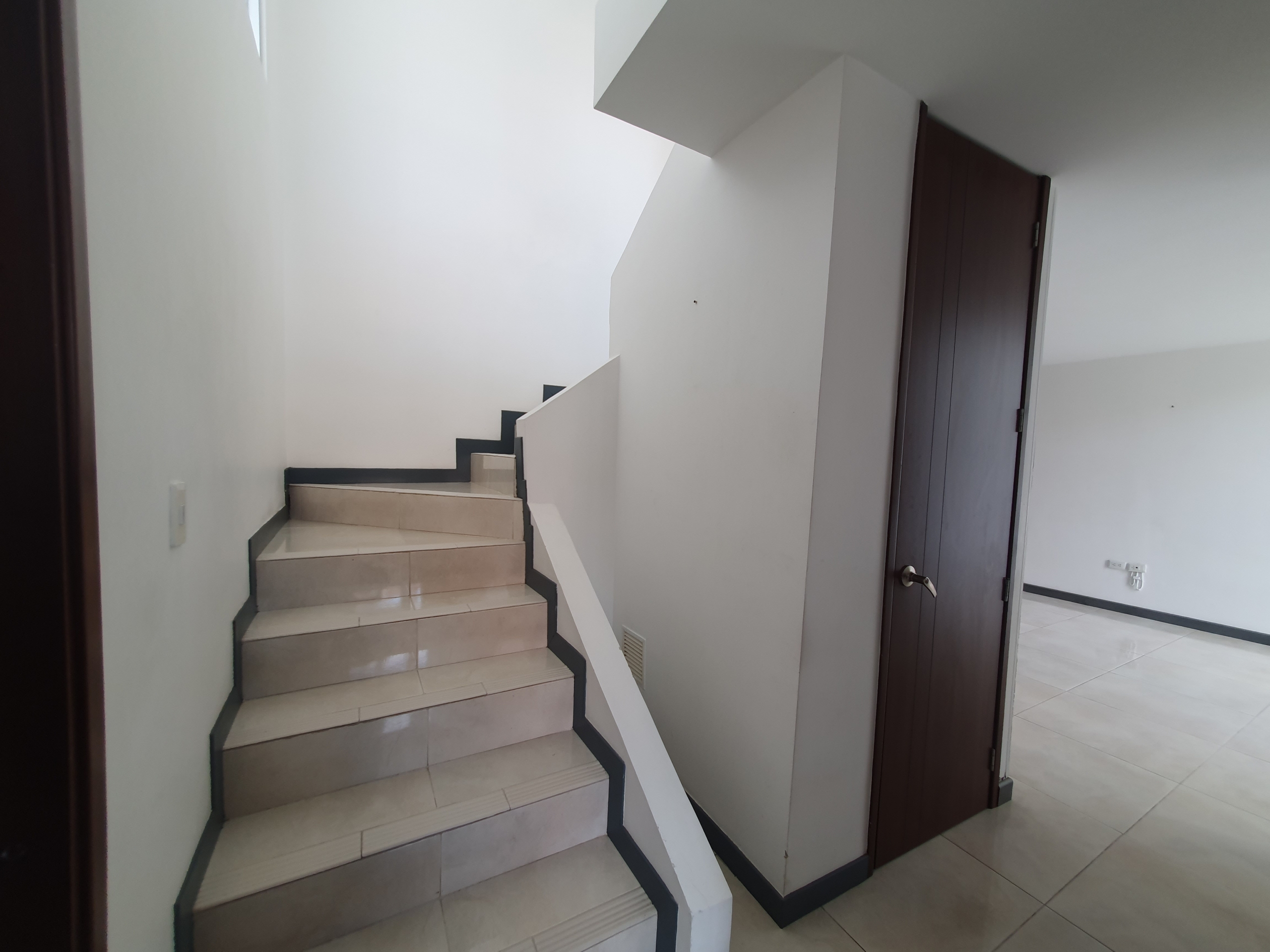 EN VENTA APARTAMENTO DUPLEX AV SUR SECTOR CORALES