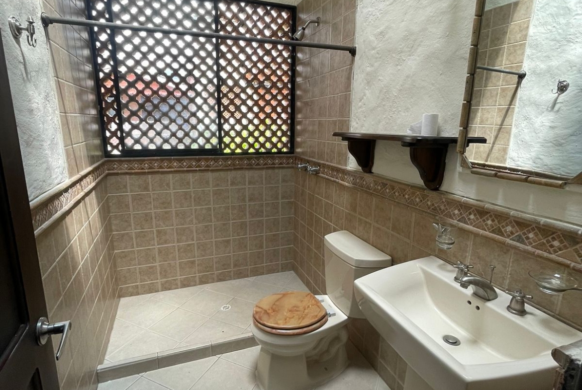 VENDO CASA EN BOMBAY DOSQUEBRADAS