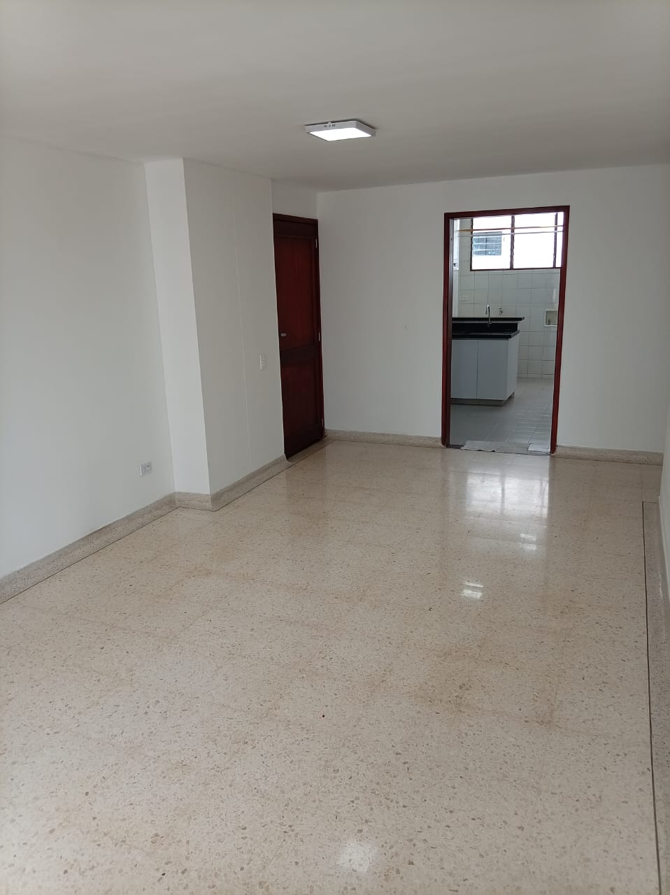 SE VENDE APARTAMENTO CERCA A MEGACENTRO PINARES