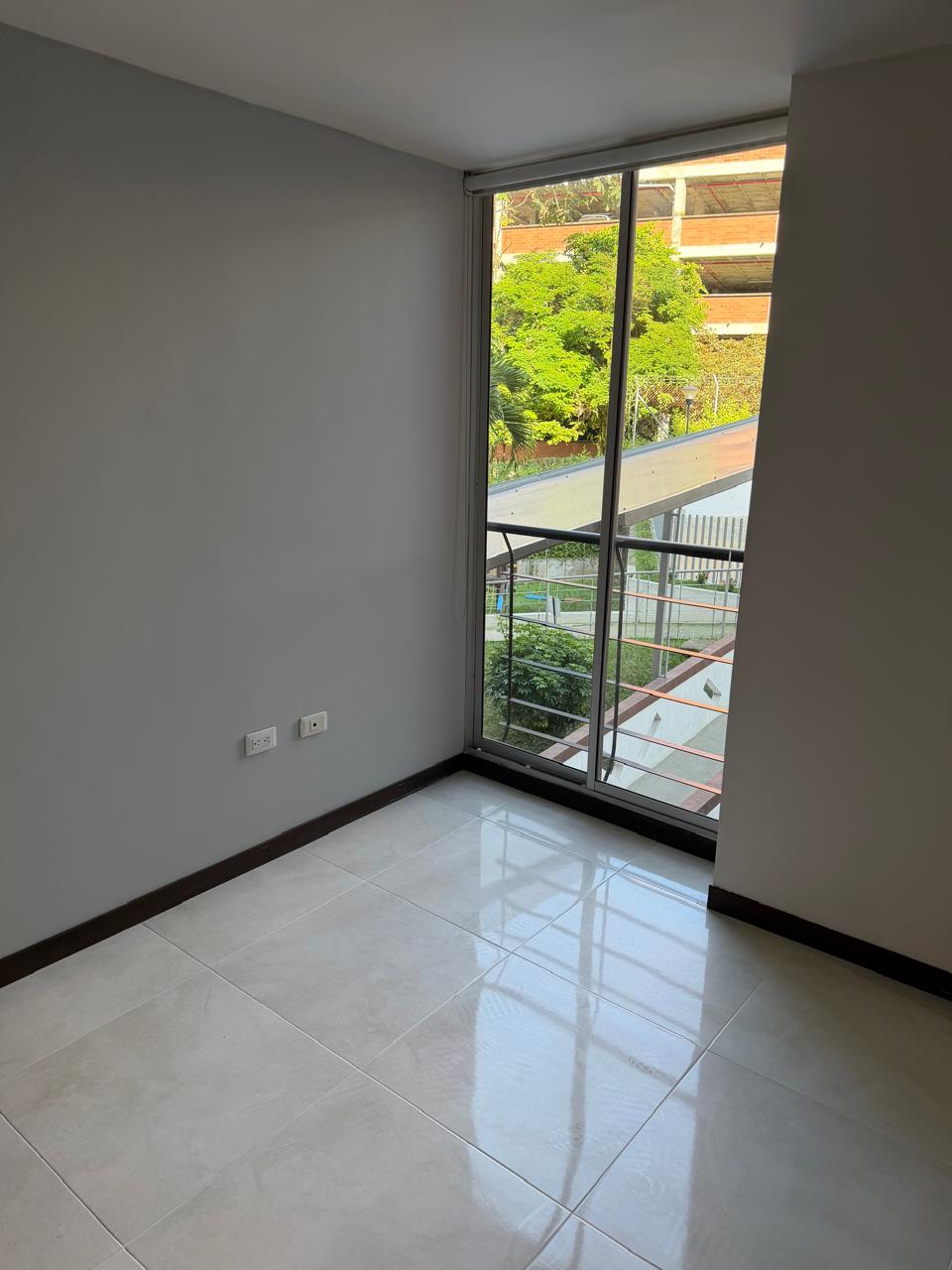 30507520260425051524 SE VENDE APARTAMENTO AV SUR, CORALES 3 ALCOBAS