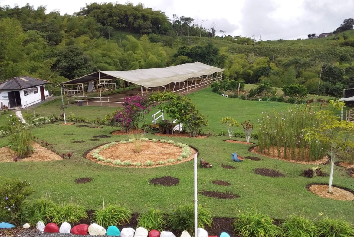 SE VENDE HERMOSA FINCA DE RECREO VIA A ARMENIA