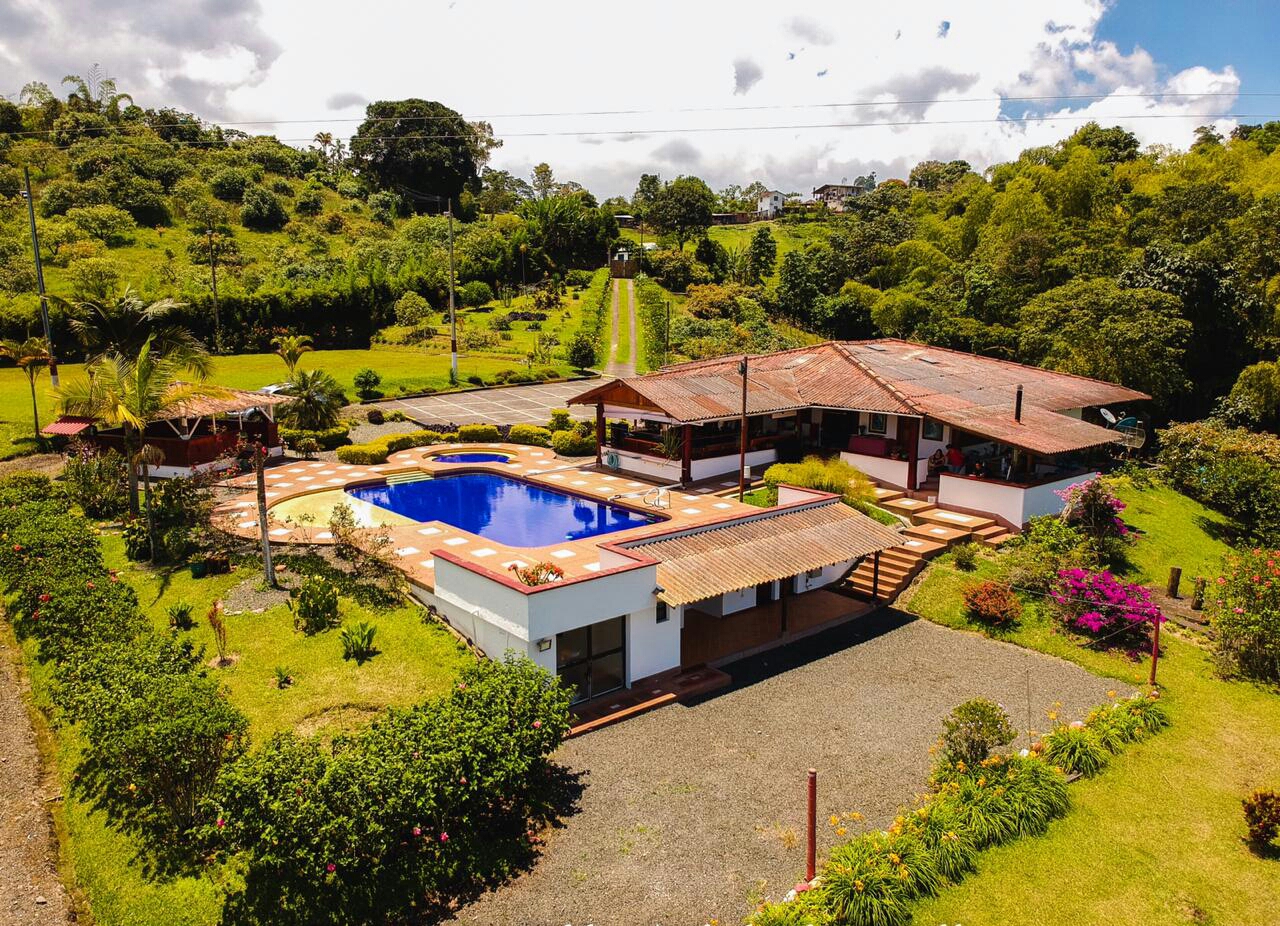 SE VENDE HERMOSA FINCA DE RECREO VIA A ARMENIA