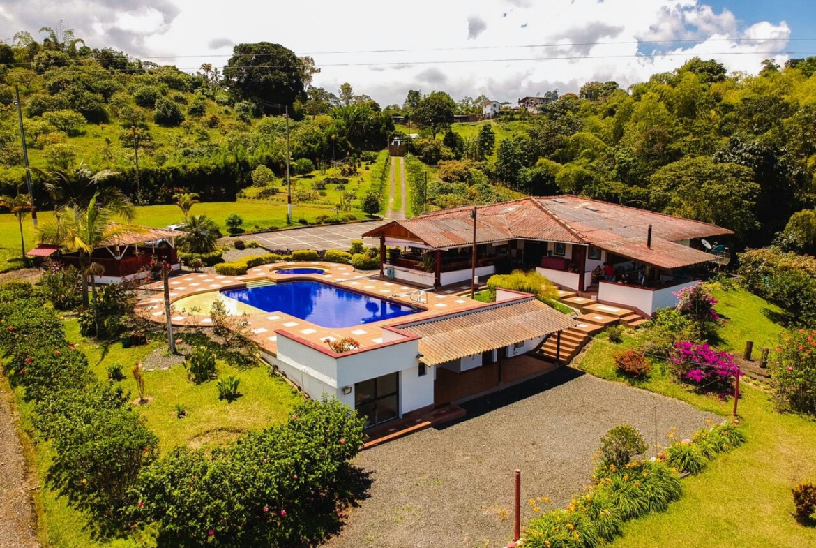 SE VENDE HERMOSA FINCA DE RECREO VIA A ARMENIA