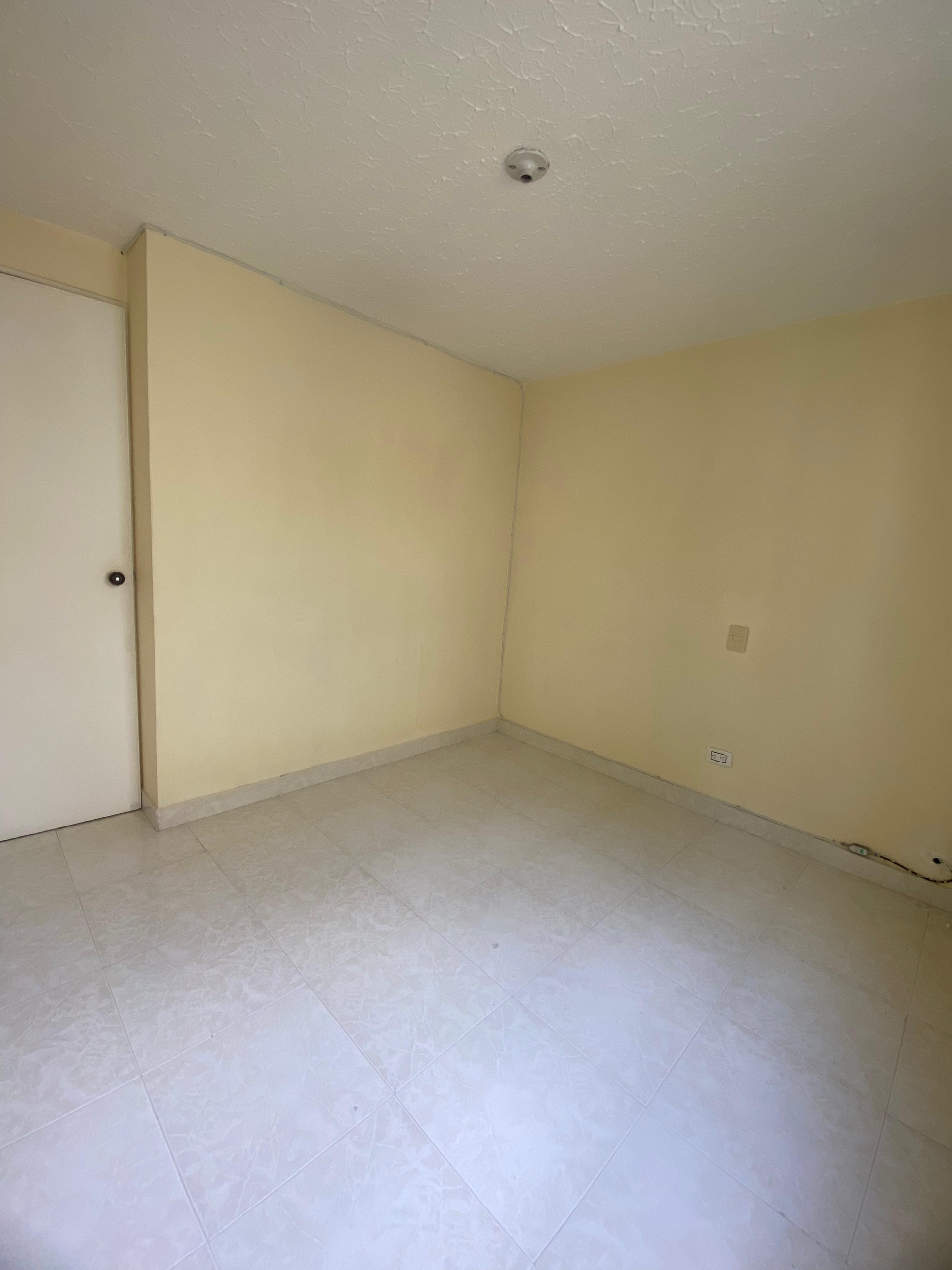 VENDO APARTAMENTO EN LA CIRCUNVALAR