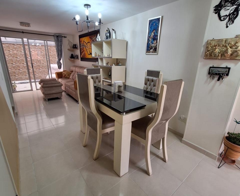 VENDO CASA EN AVENIDA SUR CONJUNTO CERRADO.
