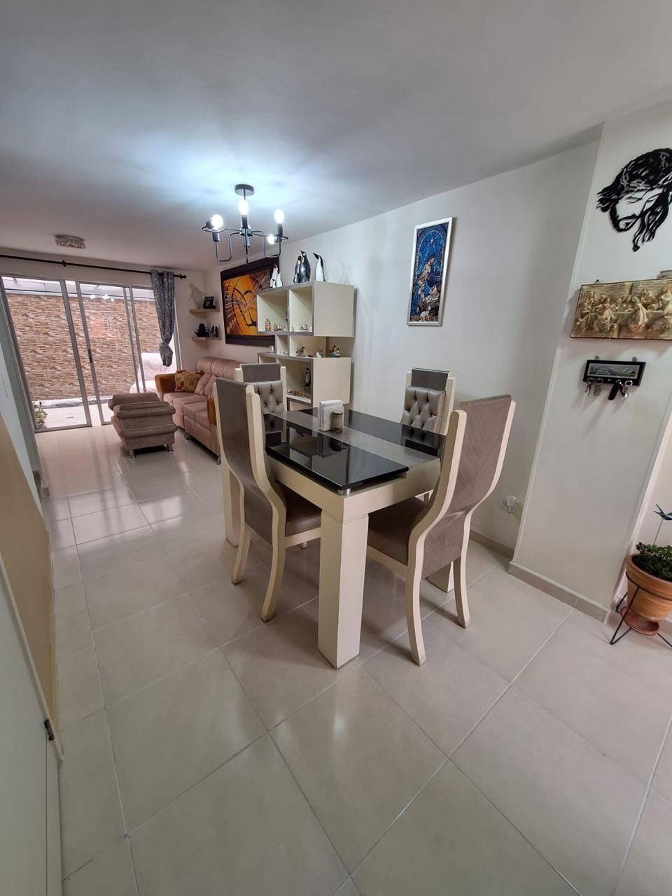 VENDO CASA EN AVENIDA SUR CONJUNTO CERRADO.
