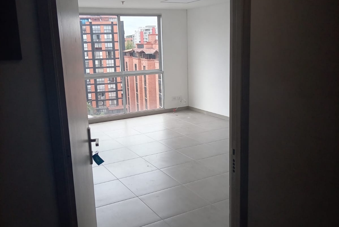 SE ARRIENDA OFICINA EN CENTRO DE NEGOCIOS EN ÁLAMOS PEREIRA