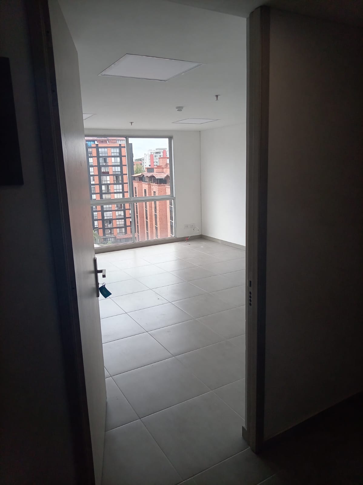 SE ARRIENDA OFICINA EN CENTRO DE NEGOCIOS EN ÁLAMOS PEREIRA