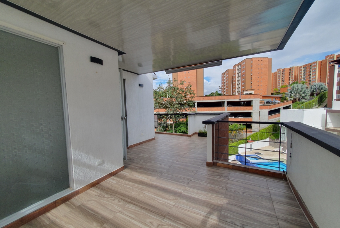 EN VENTA APARTAMENTO DUPLEX AV SUR SECTOR CORALES