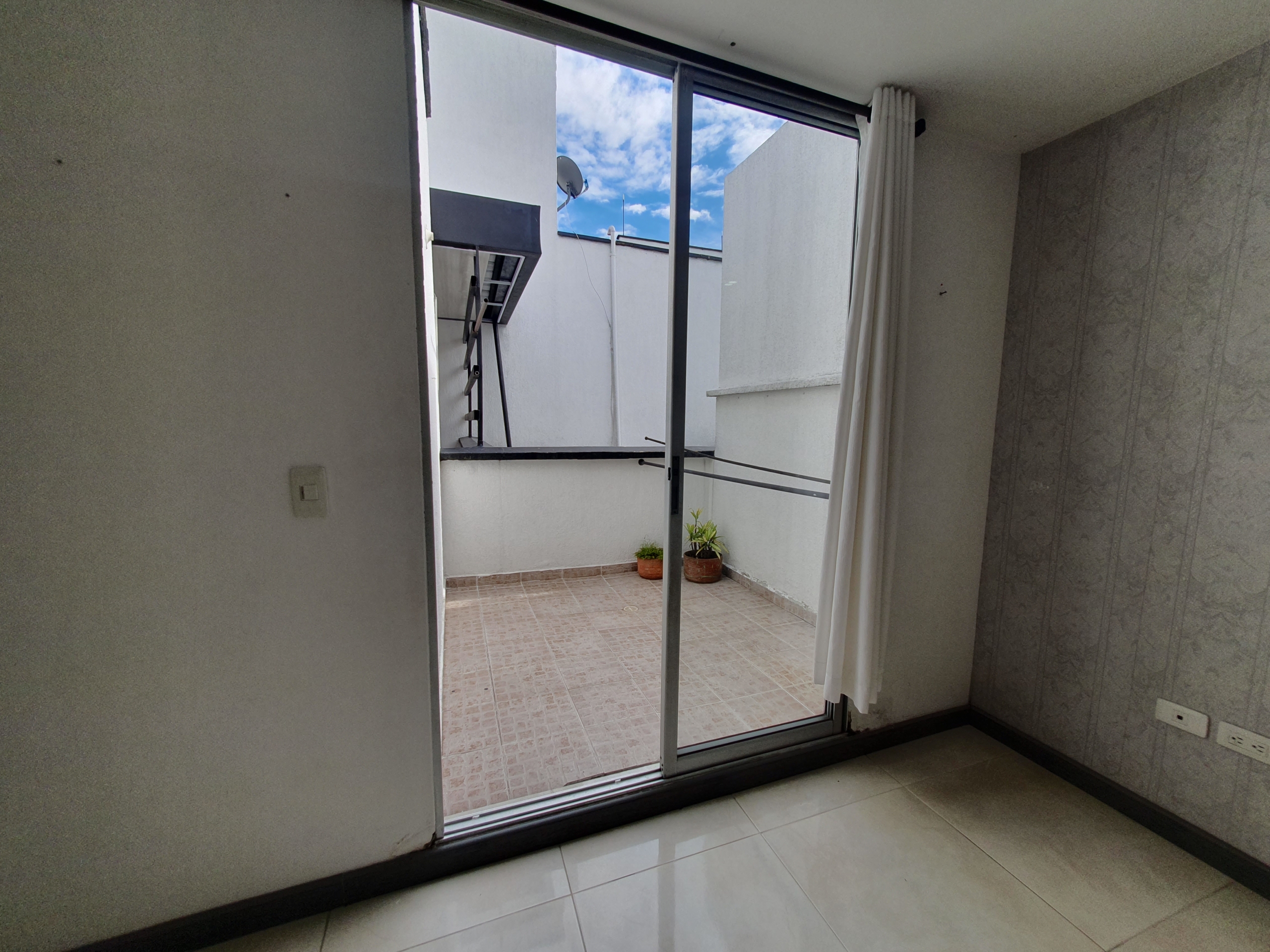 EN VENTA APARTAMENTO DUPLEX AV SUR SECTOR CORALES