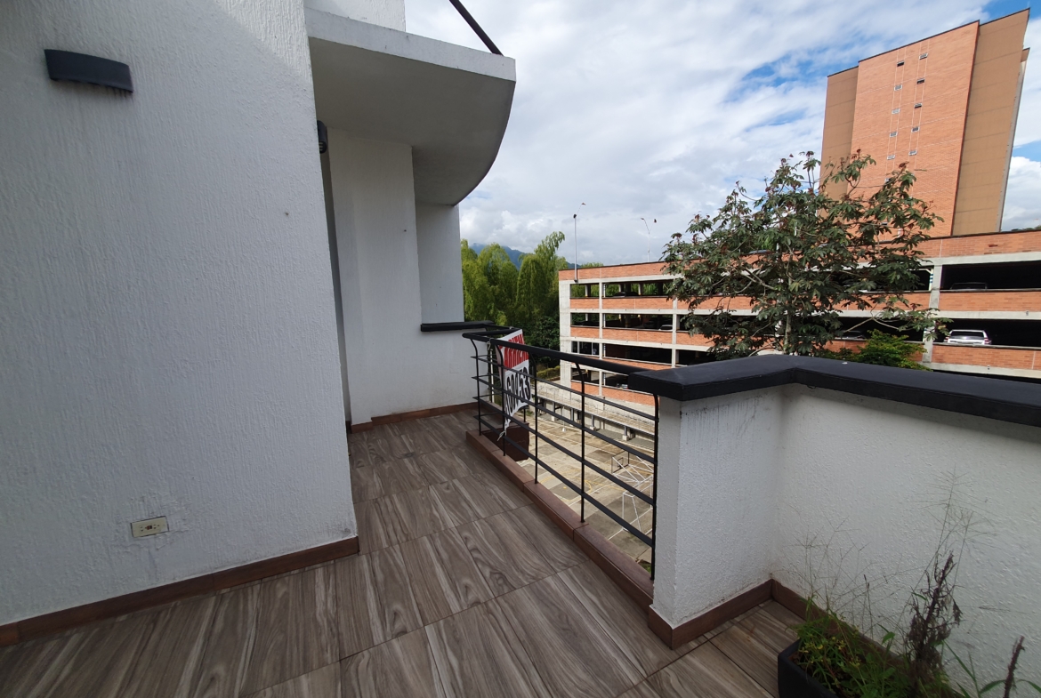 EN VENTA APARTAMENTO DUPLEX AV SUR SECTOR CORALES