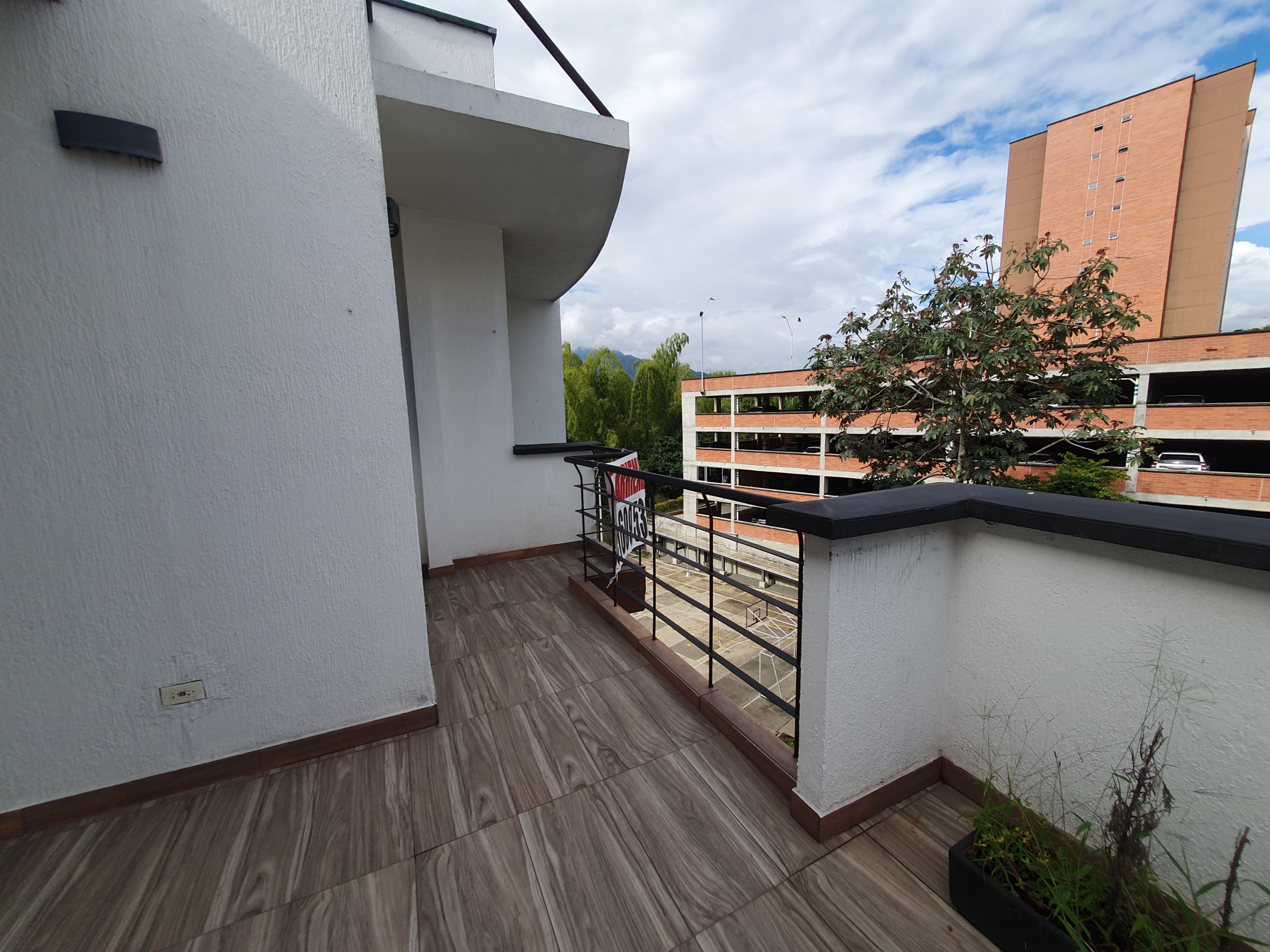EN VENTA APARTAMENTO DUPLEX AV SUR SECTOR CORALES