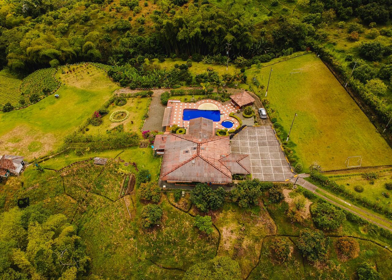 SE VENDE HERMOSA FINCA DE RECREO VIA A ARMENIA